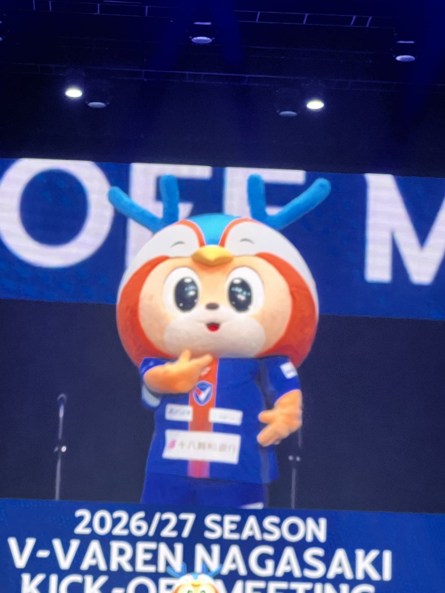 vssssxnr's tweet photo. かっこいいポーズが可愛いポーズになるヴィヴィくん🧡💙２個目のポーズがアジフライなんて誰が正解出来るのでしょうか。笑しかし可愛い。待ち時間を楽しい時間にしてくれて感謝🫶🏻
#vvaren #ヴィヴィくん https://t.co/9WreA1Pspr