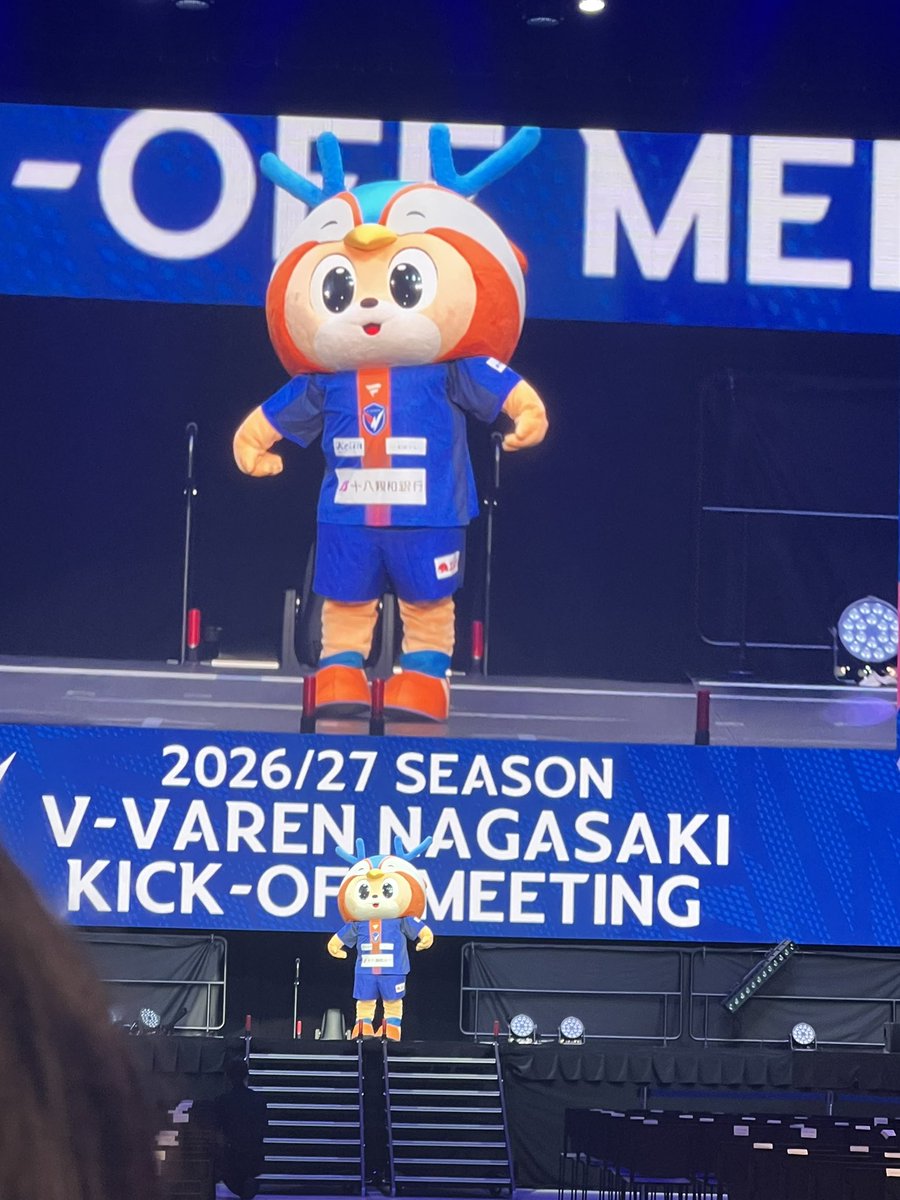 vssssxnr's tweet photo. かっこいいポーズが可愛いポーズになるヴィヴィくん🧡💙２個目のポーズがアジフライなんて誰が正解出来るのでしょうか。笑しかし可愛い。待ち時間を楽しい時間にしてくれて感謝🫶🏻
#vvaren #ヴィヴィくん https://t.co/9WreA1Pspr