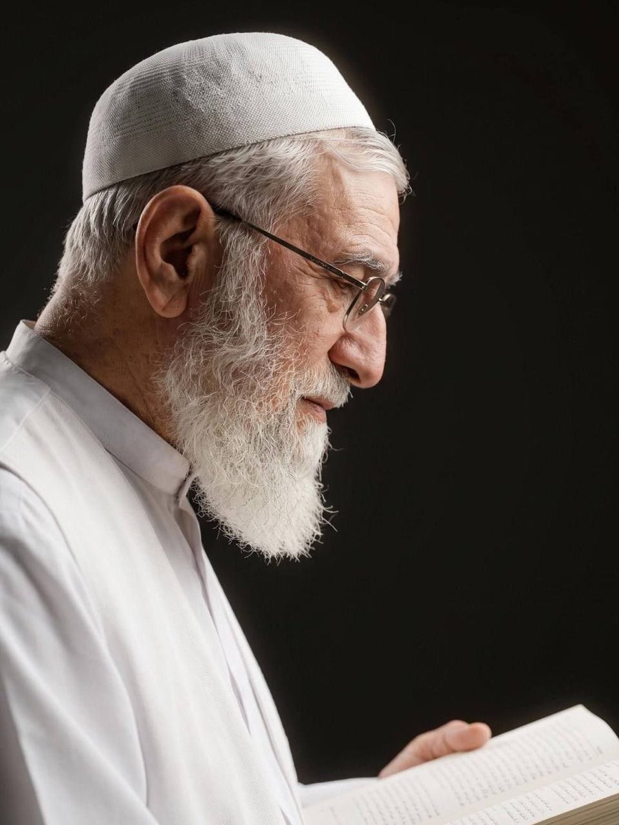 Mahdi252M16's tweet photo. آیا برای شما نماز خوانده خواهد شد؟
#لبيک_يا_خامنه_ای‌ https://t.co/fLx6iX2kUf