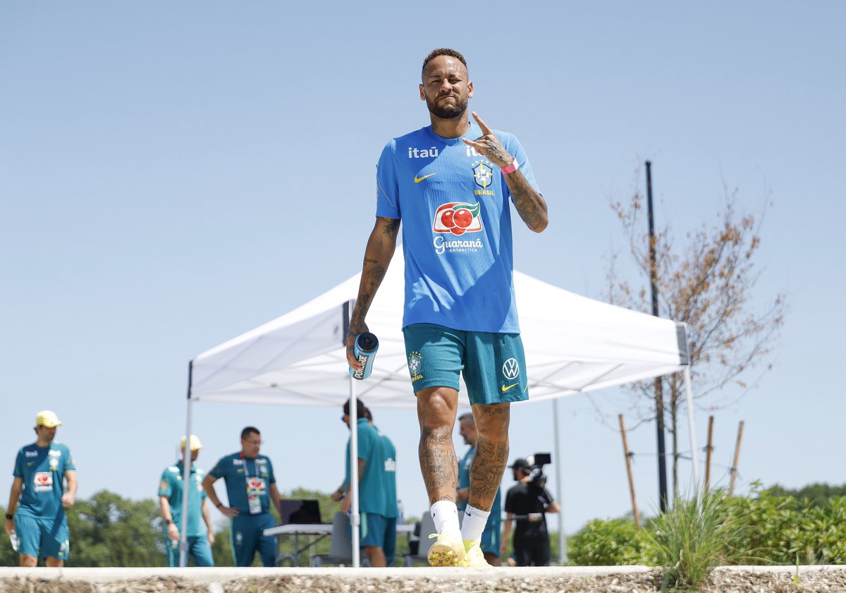 futebol_info's tweet photo. 🇧🇷 Ancelotti garante que Neymar está apto para jogar 90 minutos:

“Sim. Ele pode jogar 90 minutos.”

“Ele não está conformado, mas está se comportando muito bem. Está treinando muito bem. Neymar é muito respeitoso, amável e querido pelos companheiros. É um caráter importante na equipe porque tem qualidade e é uma pessoa muito humilde. Estou muito contente com ele. E obviamente ele quer jogar, como sempre jogou.”

🗞️ @folha 
📸 Rafael Ribeiro e Nelson Termé/CBF