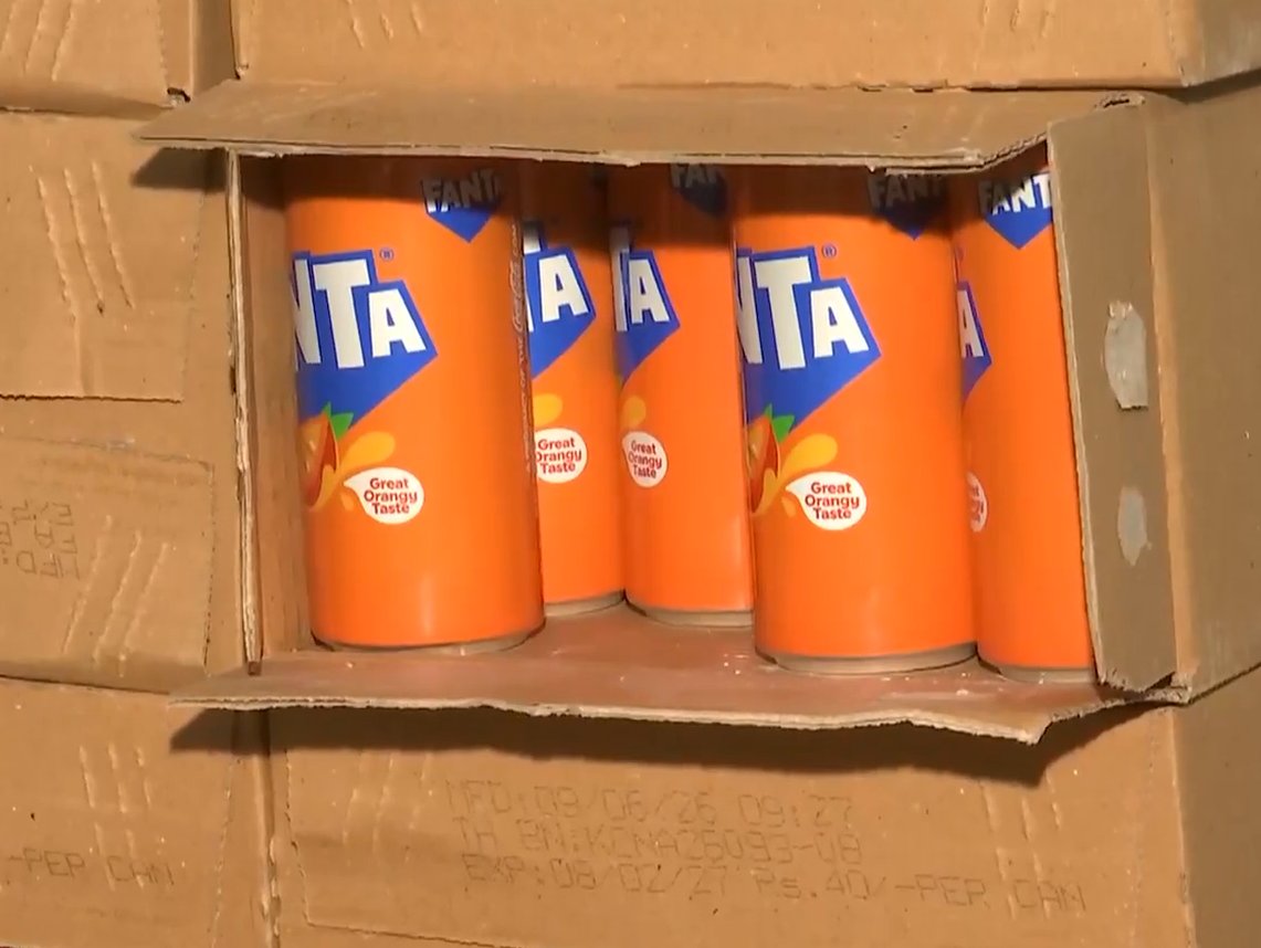 ranvijaylive's tweet photo. Thums Up, Bournvita, Maggi, Tata Salt, Fanta, Horlicks

द‍िल्‍ली के ओखला में एक रैकेट पकड़ा गया है, जो इन बड़े ब्रांड के एक्सपायर्ड प्रोडक्ट्स को सस्‍ते में खरीदकर, उसकी एक्‍सपायरी डेट बदल देता था.

फ‍िर खराब माल नई एक्‍सपायरी डेट के साथ मार्केट में आ जाता और लोग उसे खरीद लेते.

पुलिस और FSSAI की टीम ने मौके से 20 लाख रुपये से ज्यादा मूल्य के एक्सपायर्ड फूड प्रोडक्ट्स बरामद किए हैं.

अधिकारियों ने ऐसी प्रिंटिंग मशीनें भी जब्त कीं, जिनका इस्तेमाल रैपर और स्टिकर पर नई मैन्युफैक्चरिंग और एक्सपायरी डेट छापने के लिए किया जाता था.