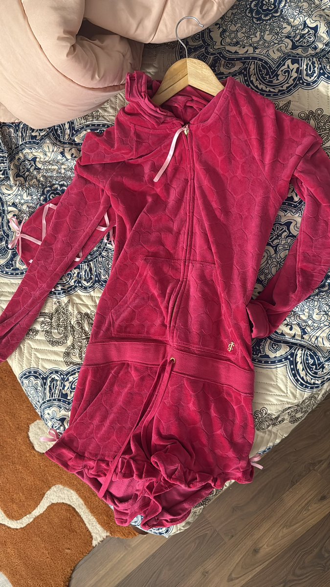 heatherdelraye's tweet photo. going to wear my original juicy couture while killinggg losers on val tonight thanks to the loser who paid for it, tell me one thing losers how does it feel knowing you’re owned by a brat goddess? 

Indianfindom, gothdom, altdom, paypig, findom https://t.co/jEw28fk5zN