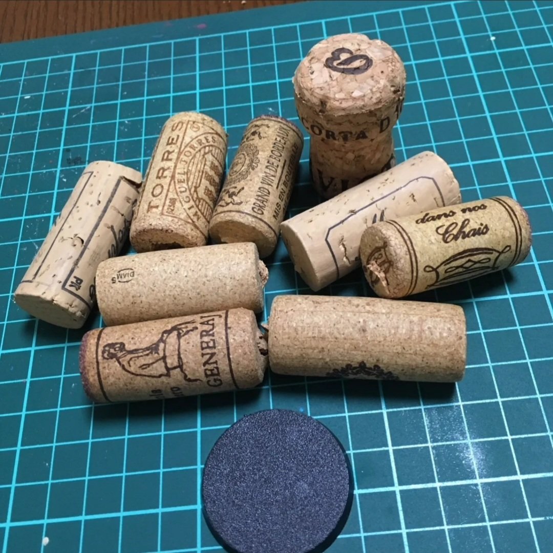 shige_matsui_'s tweet photo. ワインコルクを砕いて、積み重ねて、エアブラシを吹いたら、岩場のジオラマベースが簡単にできます🍷 https://t.co/xS3zYsB0R2
