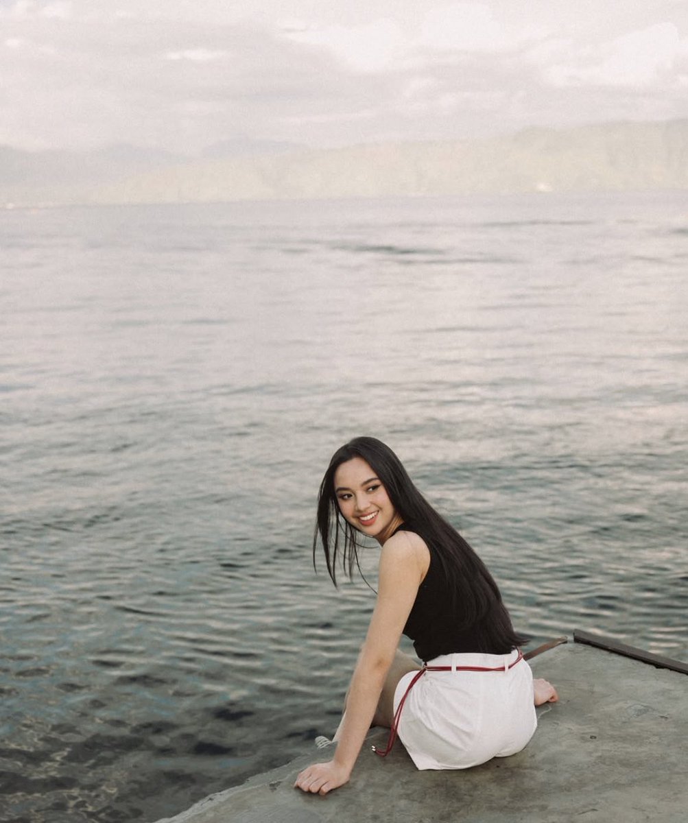 insidefolkative's tweet photo. Potret Lyodra saat lagi ke Danau Toba. https://t.co/sg06YQbysv