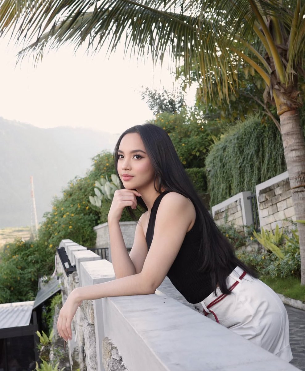 insidefolkative's tweet photo. Potret Lyodra saat lagi ke Danau Toba. https://t.co/sg06YQbysv