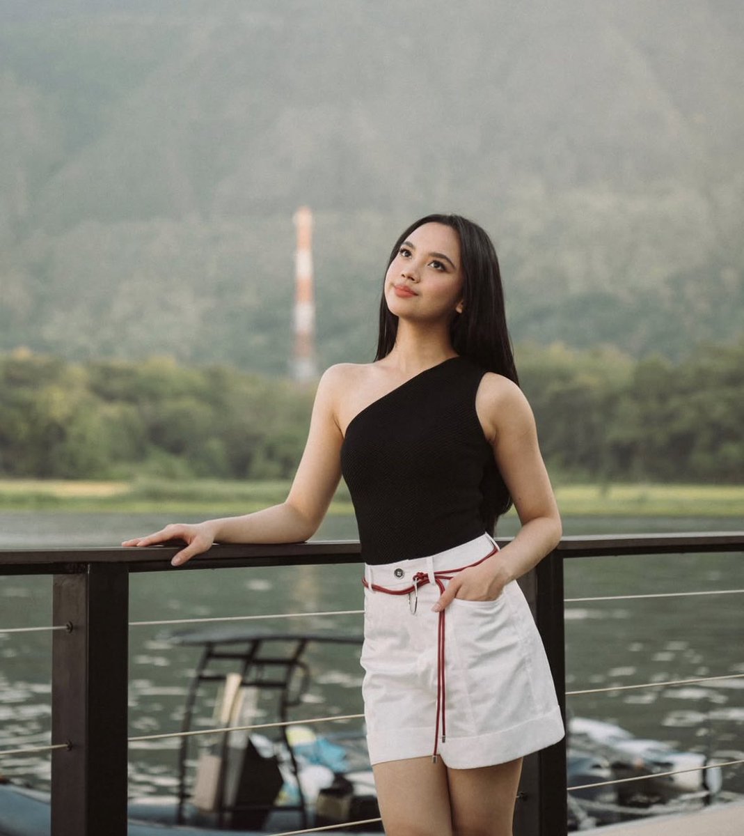 insidefolkative's tweet photo. Potret Lyodra saat lagi ke Danau Toba. https://t.co/sg06YQbysv