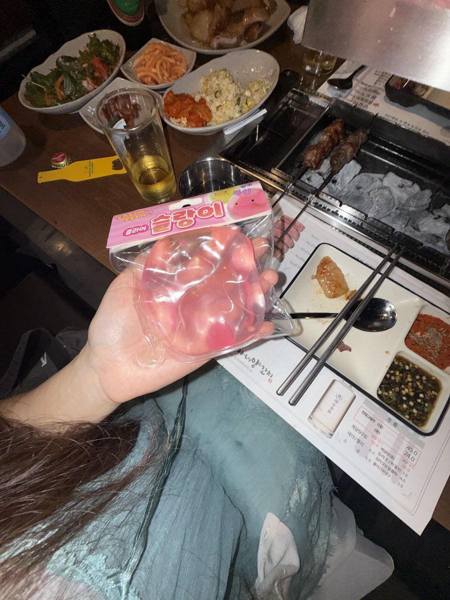 kf00oi's tweet photo. #today 오늘 둘이서 등심양꼬치2인분에볶음밥에꿔바로우먹고 후식으로 케이키랑커피마심 배가 터질거같네 https://t.co/E9eY10vVBi
