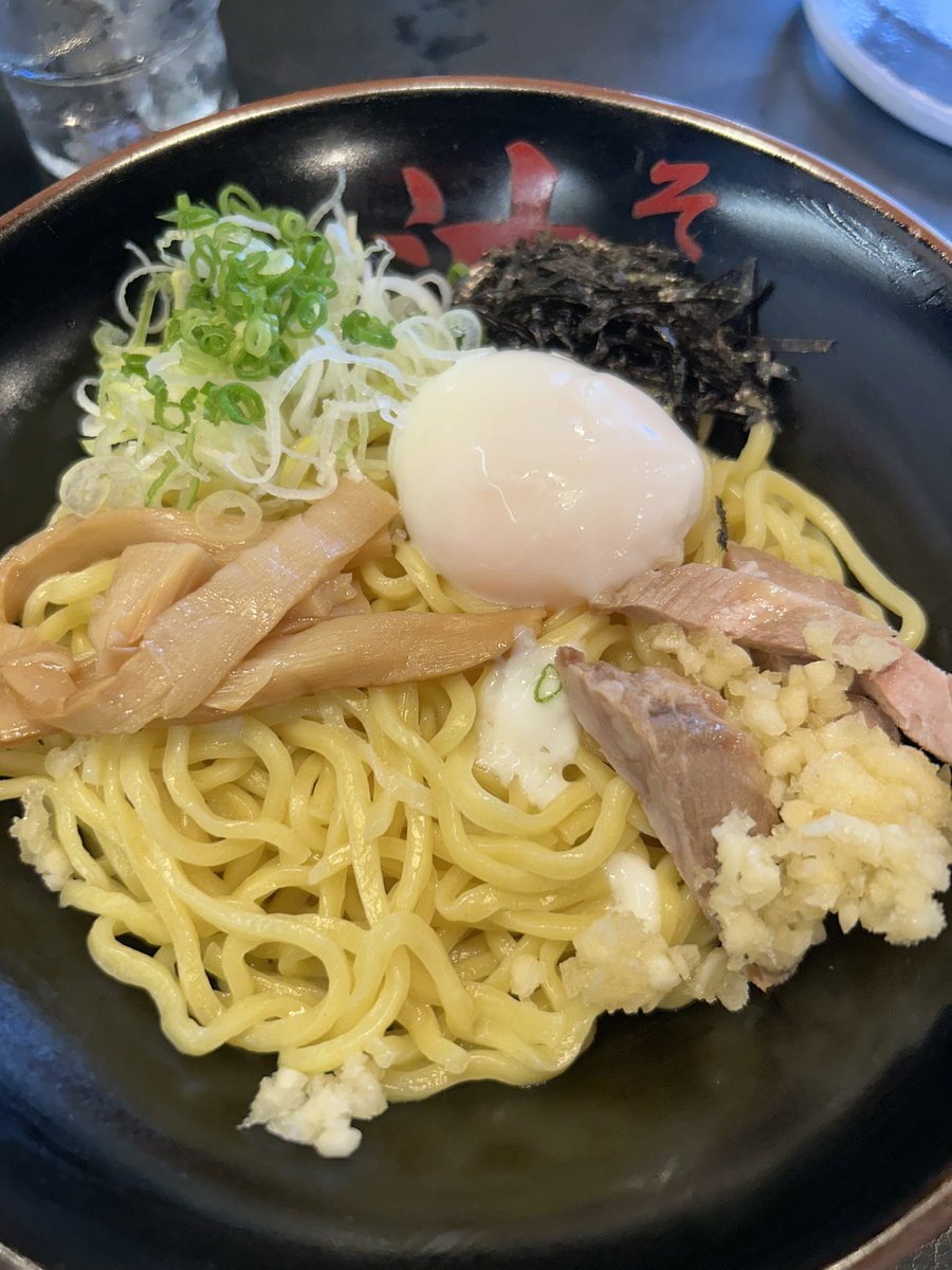 rawota2022's tweet photo. 買い物ついでに油そば総本店。辛味油そば並盛です。ここに卓上の辛味を更に足していくと香ばしさとタマネギの爽やかさ、香りは強くないけどそれなりに存在感のある酢が素晴らしいハーモニー。私は変わらずあまり混ぜずに丼の下の方から麺を引き出して個々の具材と色々な味を楽しむ派です。 https://t.co/J6puDulC9M