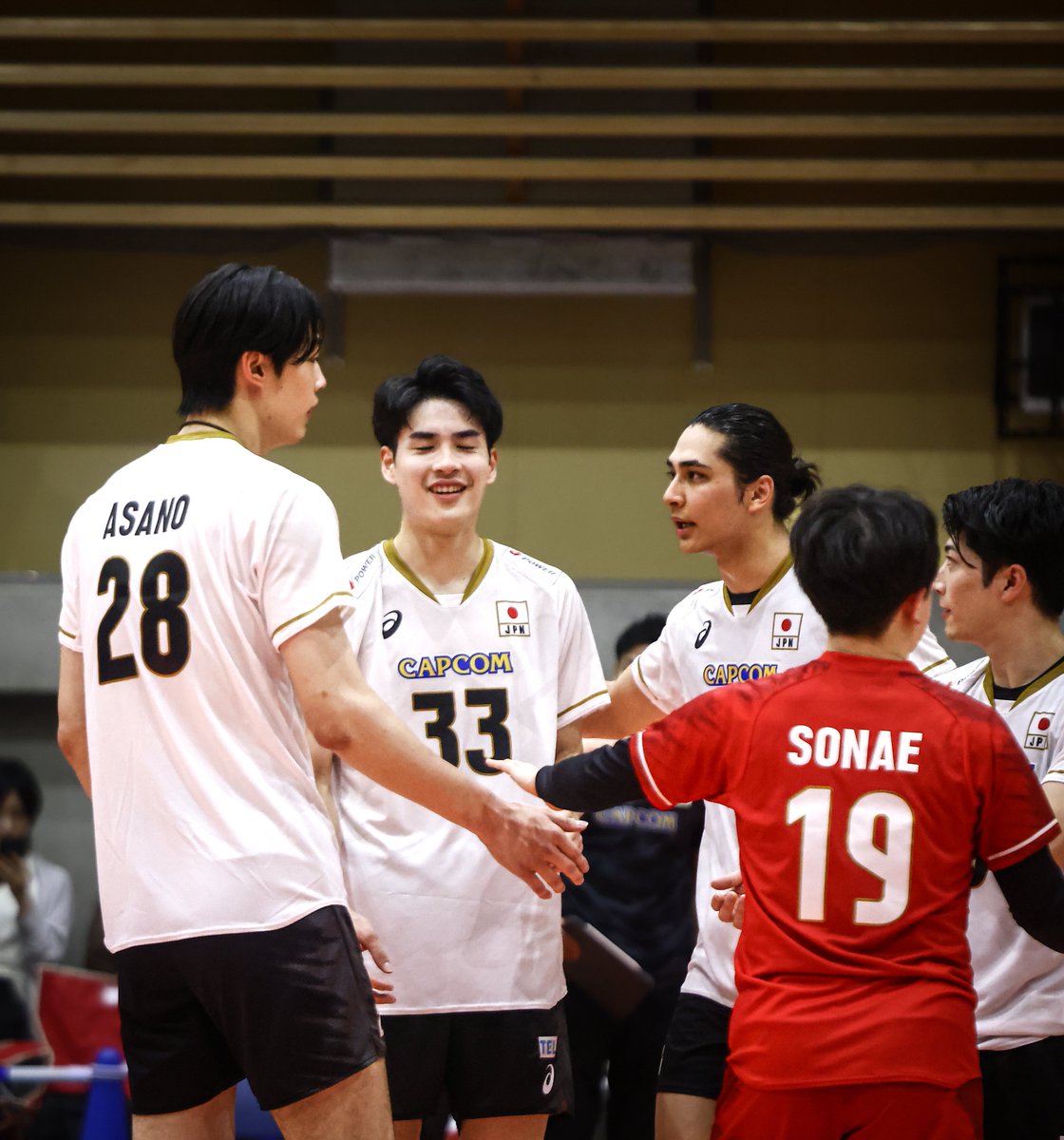 motsusaaan's tweet photo. 仲間が下を向く前にサッと肩に手をかけて大丈夫だと目を見て笑顔になる感じ
どこかで見たような…と思ったらマサ
マサさんに似てるなと思った
コートでこれが出来る選手は強い
それがプレーにも繋がっていると思う
#高橋慶帆
#親善試合日本B対キューバ岩手オガールアリーナday1 https://t.co/eciDpbAtEH
