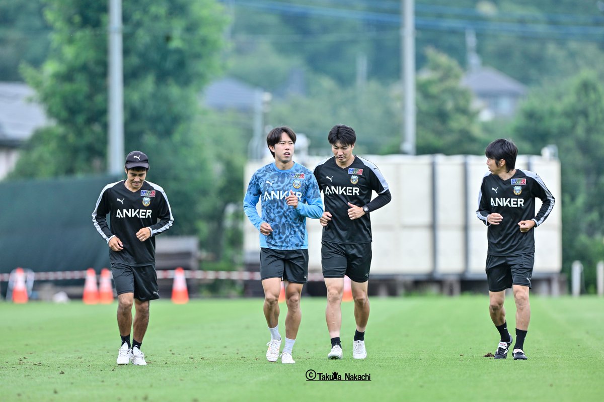 ikinikuishiro's tweet photo. ＃川崎フロンターレ の２場面！
1・2：＃大島僚太 選手のボールタッチがあまりに極上で見入ってしまいましたが、気づくと #中村憲剛 コーチも見守っていました！
3・4：＃佐々木旭 選手 は、中村コーチ #安藤駿介 コーチ ＃佐藤崇史 マネージャーとランニング！ https://t.co/lkSc123fec