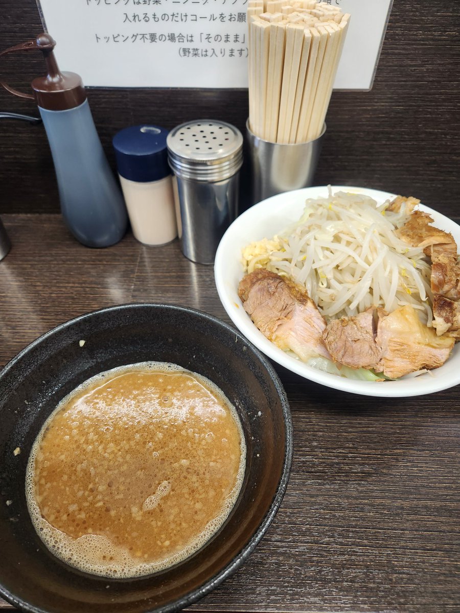fomaf906i2's tweet photo. 某インスパイア　
シークワァーサーつけ麺　麺増
1,500円

ラーメン二郎川越店
つけ麺　麺増　豚
で1,500円
直系とインスパイア。
某インスパイアも美味しかったけど、川越店のつけ麺が好き。 https://t.co/81FIr8GAX5