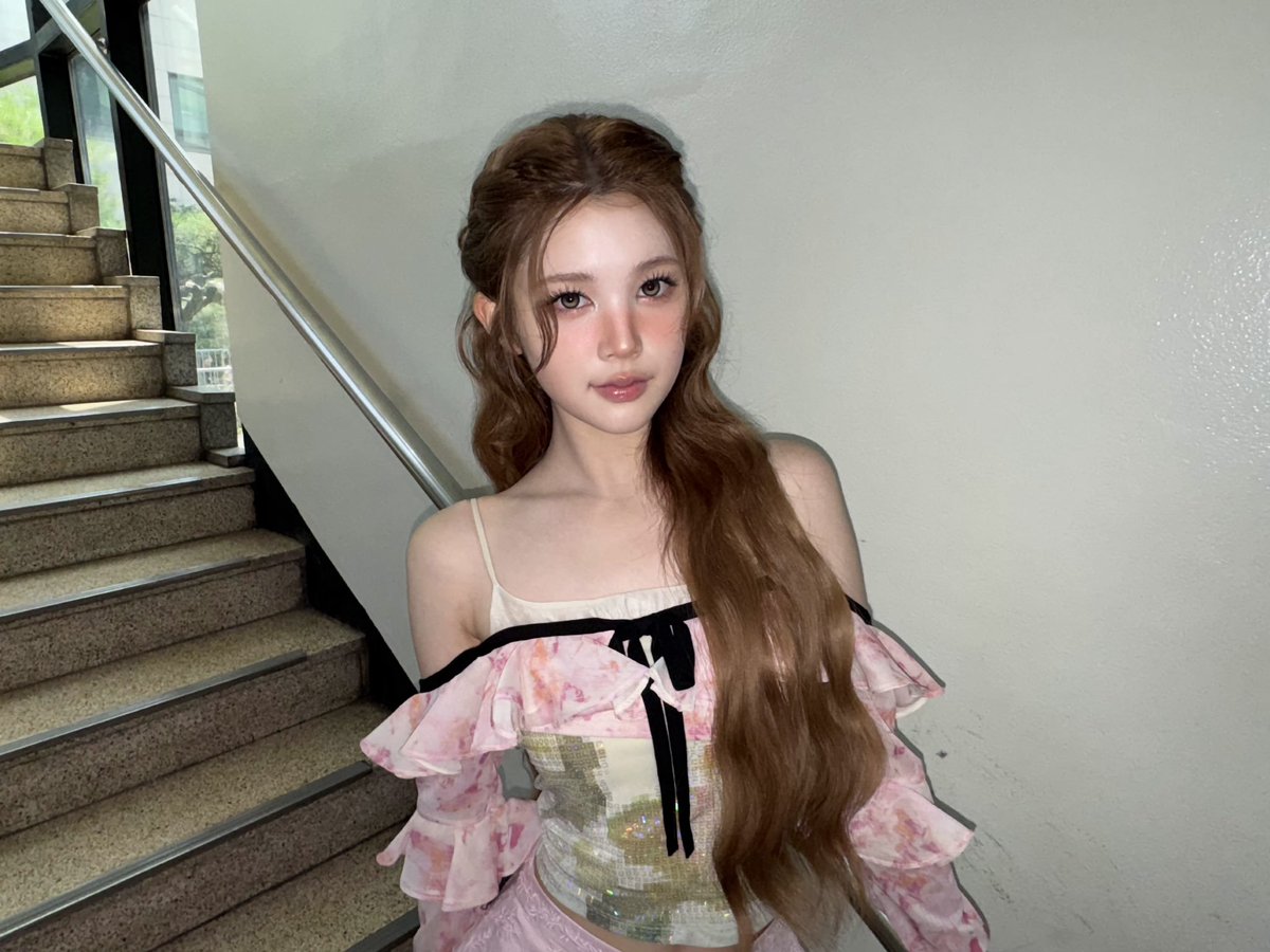H2H_INA's tweet photo. 260703 #A_NA weverse post

"Makeup-nya cantik, kan~?"

#Hearts2Hearts #하츠투하츠 #H2H
@Hearts2Hearts https://t.co/rfYSsBbKmb
