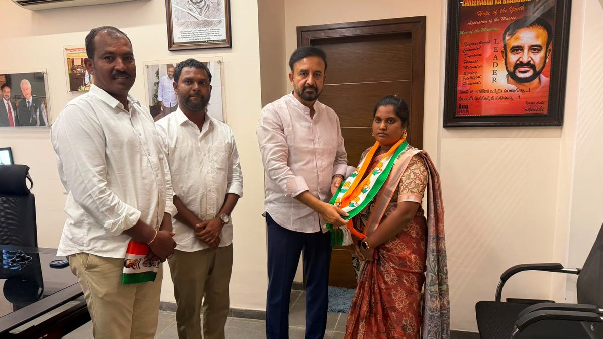 MadanMohanINC's tweet photo. ఎల్లారెడ్డి నియోజకవర్గం రామారెడ్డి మండలం ఉపాల్వాయి గ్రామ సర్పంచ్ శివాని రాజేందర్ ఈరోజు ఎమ్మెల్యే మదన్ మోహన్ గారి ఆధ్వర్యంలో కాంగ్రెస్ పార్టీలో చేరడం జరిగింది. ఎమ్మెల్యే గారు వారికీ కాంగ్రెస్ పార్టీ కండువ కప్పి కాంగ్రెస్ పార్టీలోకి స్వాగతించారు. 

ఈ సందర్భంగా వారు మాట్లాడుతూ ఎమ్మెల్యే మదన్ మోహన్ గారి నాయకత్వంలో ఎల్లారెడ్డి నియోజకవర్గం అన్ని రంగాల్లో అభివృద్ధి చెందుతుండగా, ఉపాల్వాయి  గ్రామం కూడా అభివృద్ధి పథంలో దూసుకుపోతోందని పేర్కొన్నారు.

గ్రామంలో సీసీ రోడ్లు, తాగునీటి సౌకర్యాలు, ఇందిరమ్మ ఇళ్లు, కొత్త రేషన్ కార్డులు, గృహ జ్యోతి పథకం వంటి అనేక ప్రభుత్వ సంక్షేమ, అభివృద్ధి కార్యక్రమాలు ప్రజలకు అందాయని తెలిపారు. గ్రామ ప్రజల సంక్షేమం కోసం నిరంతరం కృషి చేస్తున్న ఎమ్మెల్యే మదన్ మోహన్ గారి నాయకత్వంలో జరుగుతున్న అభివృద్ధిలో భాగస్వాములు కావాలనే సంకల్పంతో తాము సమిష్టిగా కాంగ్రెస్ పార్టీలో చేరినట్లు వెల్లడించారు.
