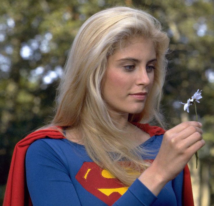 dailyplanetbr_'s tweet photo. Requisito #1 pra ser atriz da Supergirl: ser extremamente linda https://t.co/NhvNn5uSmE