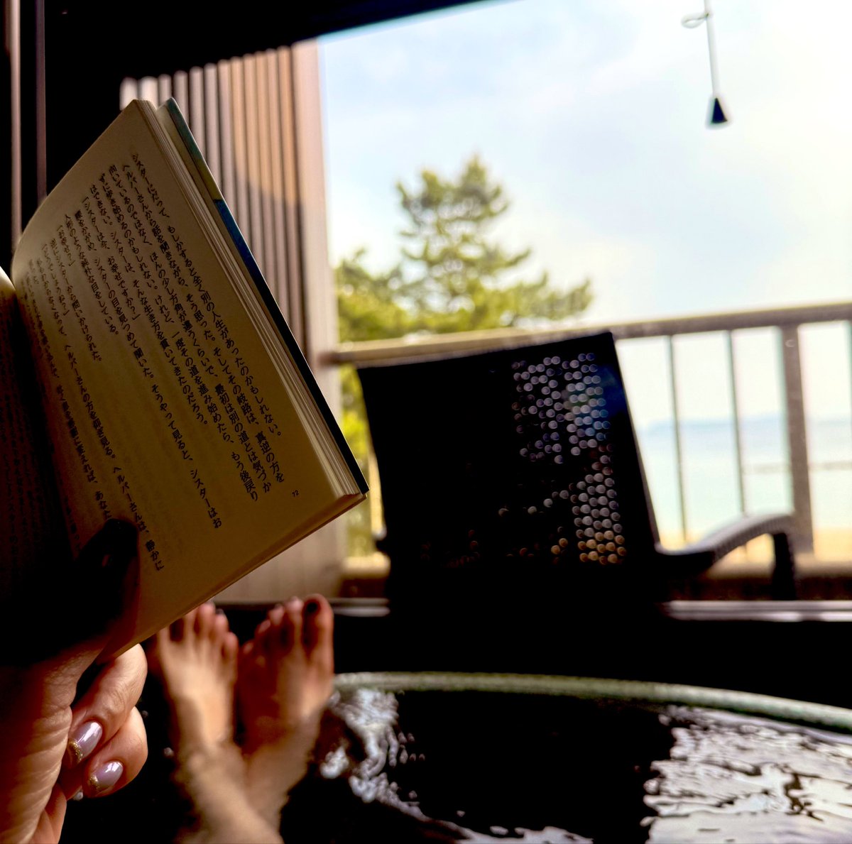 Ramu_book's tweet photo. 落ち着いて読書できる環境が欲しい
そうなると…
山に籠ってソロキャンか？

いや ひとり旅したい！
旅館でゴロゴロして
部屋でご飯と酒飲んで
ずっと本読む…

山口の旅館
部屋風呂があって最高だったな https://t.co/SyOSwW1GjK