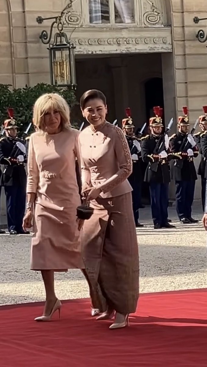 arnaud_robert1's tweet photo. Là, c’est une urgence, il faut qu’elle change de perruque et de couturier.
https://t.co/cjtRsP3kxl https://t.co/xnqB9Lyo1f