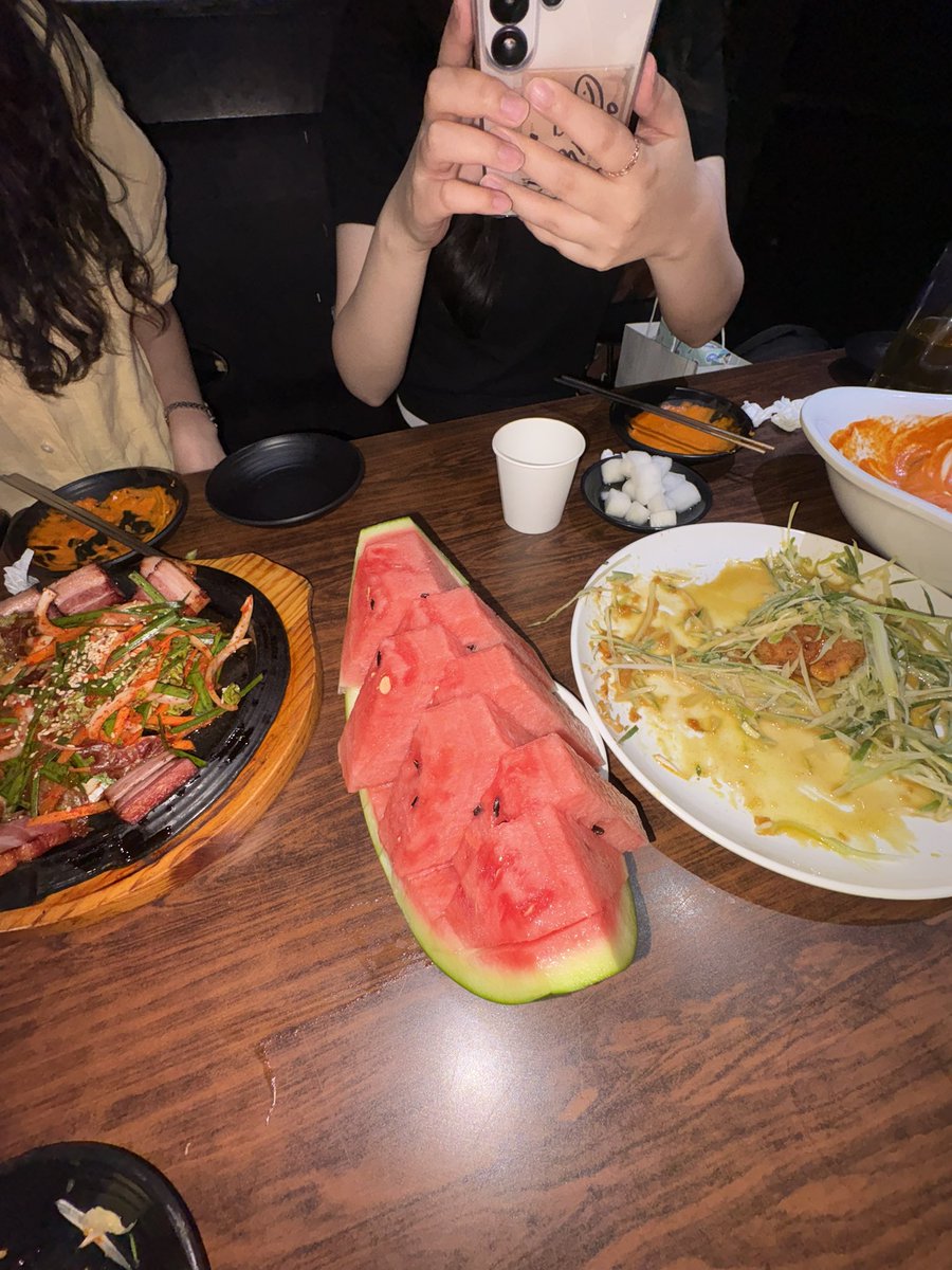 itz5un's tweet photo. 여름 특 :    인심 조은 사장님들께서 수박을 내다줌
벌써 두번 당함 🫪🫰🏽 https://t.co/UAf23cPxaG