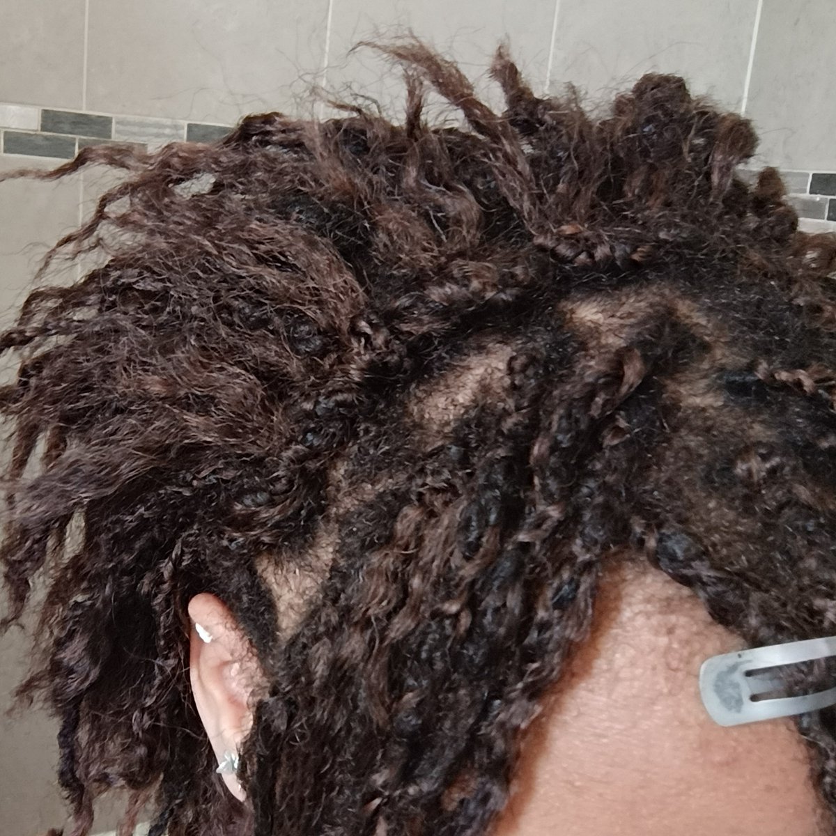 Unboutdechou's tweet photo. Something I've been trying recently is flat twisting all around my head while leaving out hair, it adds volume to the the top.
If you put all you hair back, it looks even better https://t.co/FZcnLIs4bc