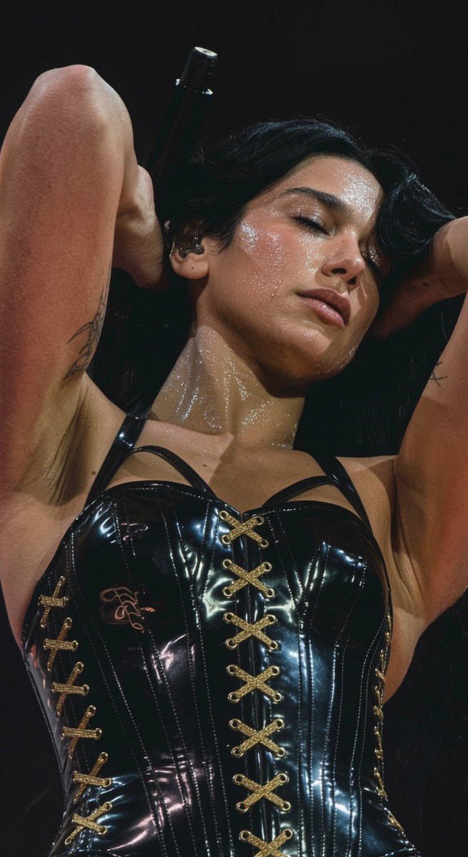 Accurtis2_'s tweet photo. Dua Lipa sweating in the Latex corset on stage! ~🫦🖤🥴

#dualipa #latex #wankchat #wankbattle https://t.co/90XiYo3PFG