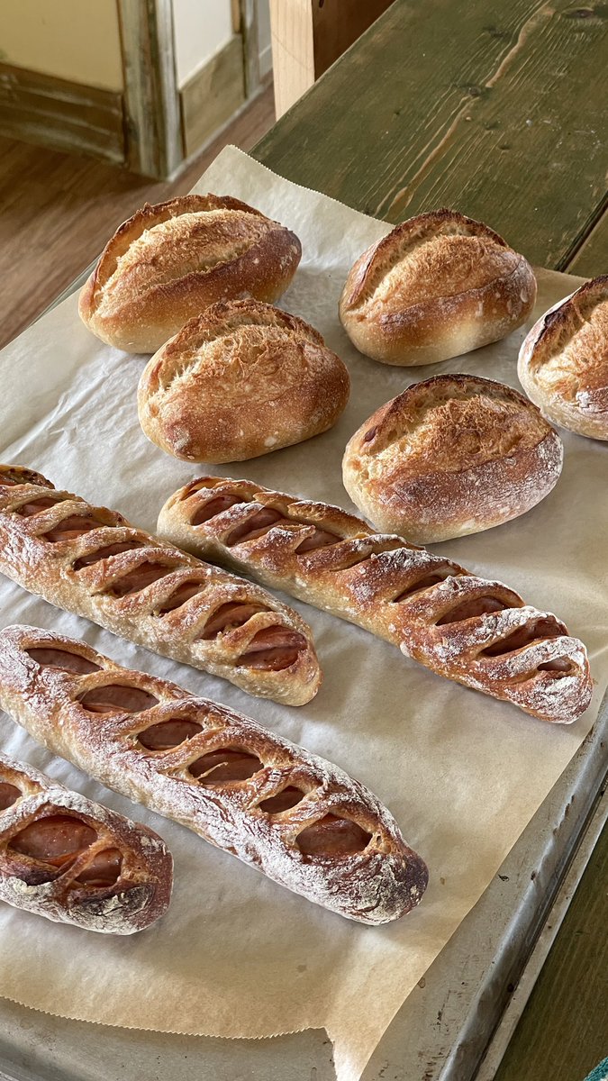 bakingloverrr's tweet photo. 소시지 바게트

바게트안에 소시지가 들어있다
와작와작바삭 https://t.co/r5bqzPnhFG