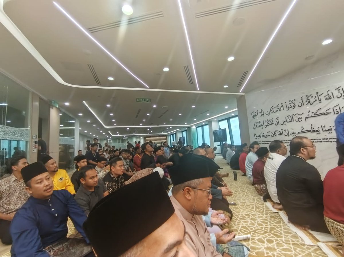 DrZulkifliHasan's tweet photo. Surau Jumaat Tertinggi di Malaysia Selamat Dirasmikan!

Syukur, selesai Solat Jumaat di Surau Al-Insan Maybank. Memang selesa dan sangat kondusif untuk warga kerja di sini.

Surau Al-Insan merupakan surau tertinggi di Malaysia yang terletak di tingkat 57 Menara Merdeka 118. Surau yang dapat memuatkan kapasiti 1,205 orang jemaah ini merupakan insiatif Kerajaan Madani dan JPM (Hal Ehwal Agama) bagi menyemarakkan pengimarahan Surau Jumaat di Wilayah Persekutuan.

Tahniah Maybank, JAWI, PNB, dan MAIWP. Ini satu penanda aras yang cemerlang!

Kita akan teruskan lagi usaha untuk memberi kemudahan sebaiknya kepada umat Islam beribadah khususnya Solat Jumaat di pusat beli belah, bangunan tinggi dan pejabat, lebuhraya (R&R) dan lain-lain yang bersesuaian dan memenuhi syarat.

Kejar dunia, akhirat jangan lupa. Mantap! Fastabiqul khairat!

🤲🇲🇾

#SebarkanSalam
#MadaniMembantu

📸 Sunan (Media Menteri Agama)

@anwaribrahim 
@MyMaybank 
@merdeka_118 
@maiwphq 
@myJAWIKL 
@jabatanmuftiwp