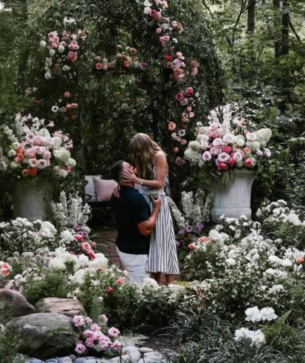 swifferupdates's tweet photo. 💒 | Today is the big day! Sending Taylor and Travis all the love on their wedding day! It’s a Love Story and it’s time to say yes! 🥰 https://t.co/aJxZedCJiE