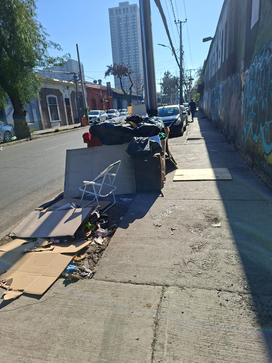 ValeMG__'s tweet photo. @fmunozv @muniecentral @EstacionSegura por favor hasta cuando van a permitir que drogadictos se tomen calle Ruiz Tagle altura 157?? Son años de abandono e incivilidades.  Alcalde ni siquiera existe preocupación x limpieza. #estacioncentral #municipio https://t.co/MQT45VNxkx