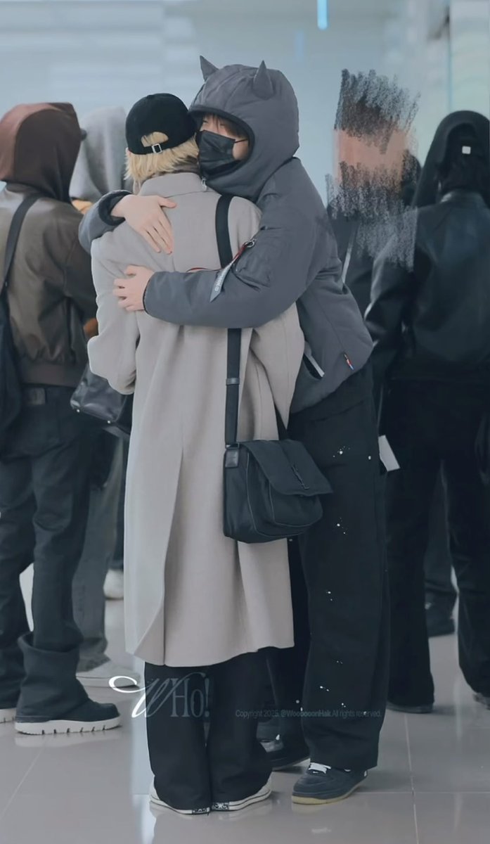 ankko3z's tweet photo. 아니글고나이사진떳을때의충격을잊을수가없음 성오님표정은안보여서모르겟는데 운왁은 왜 I❤️SH 상태인거임? 구라같아 https://t.co/GYJom8QBxt