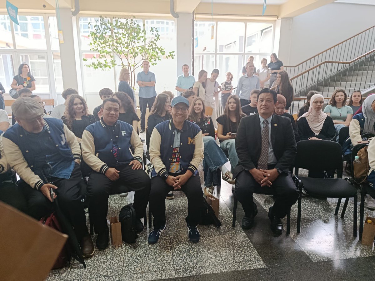 MYEmbSarajevo's tweet photo. Mr. Mohamad Shahril Rahmat visited the First Gymnasium in Zenica for International Edutrip &amp; Networking Visit Programme organised by the Malaysia–Bosnia and Herzegovina Business Council (MBBC). https://t.co/KcMj3B49zA