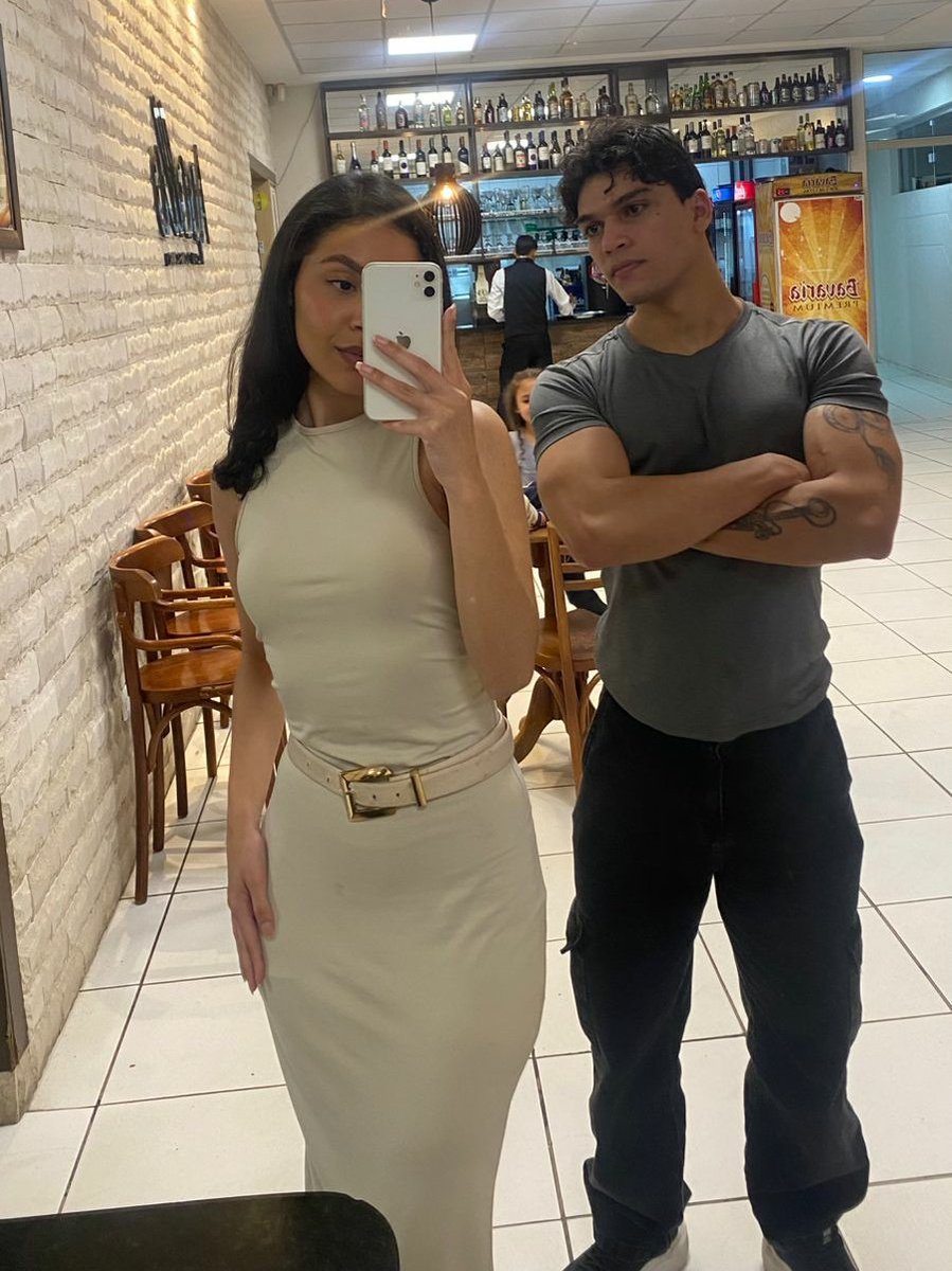 _ttdoDiego's tweet photo. Ela sem namorado eu sem namorado (jantar juntos fingindo ser casal) https://t.co/Ndc1UNMhwB