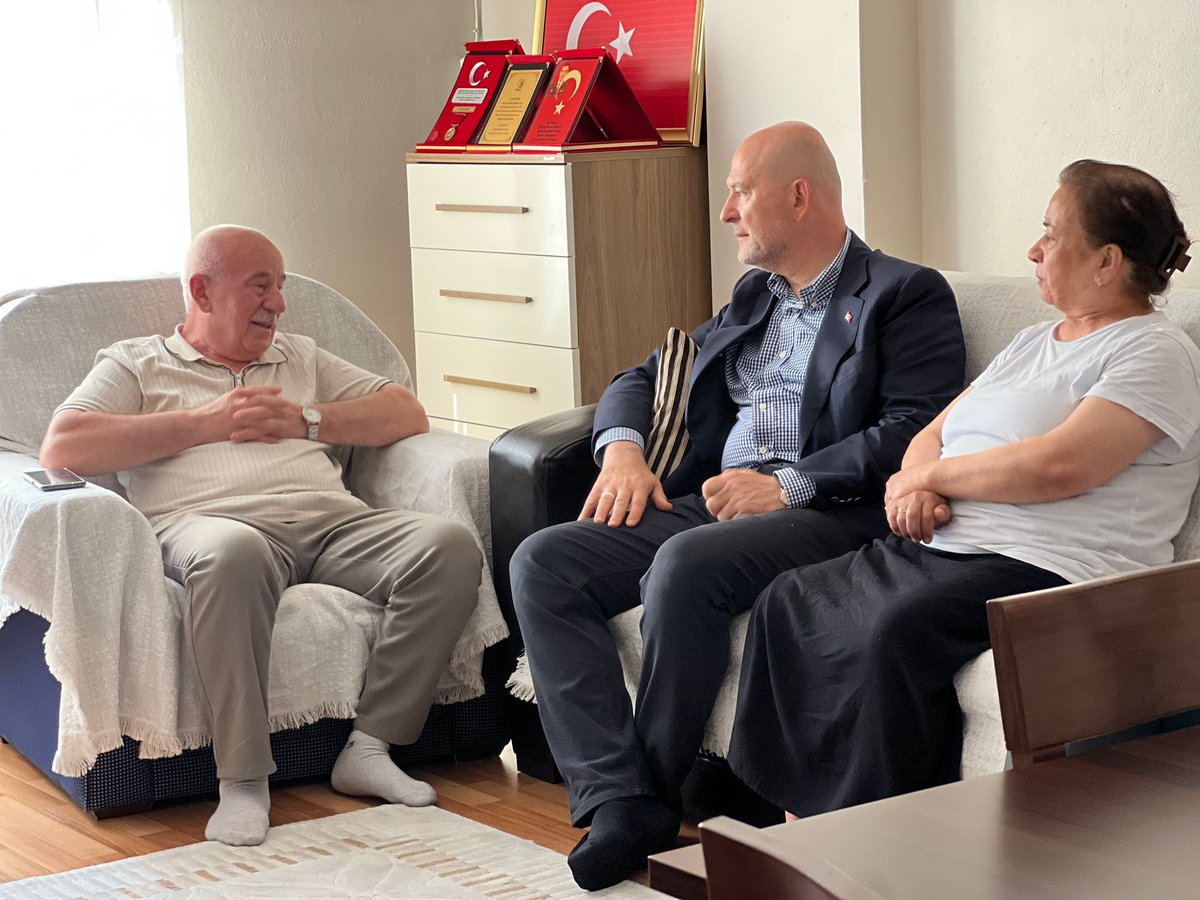 suleymansoylu's tweet photo. Aziz şehidimiz Nuri Şener’in kıymetli ailesini, Şişli İlçe Başkanımız Serkan Polat ile birlikte ziyaret ettik.

Aziz şehidimize bir kez daha Cenab-ı Allah’tan rahmet diliyor; kıymetli ailesine sabır ve metanet temenni ediyorum.

Rabbim mekânını cennet, makamını âli eylesin. https://t.co/TS1tDuxJ1r