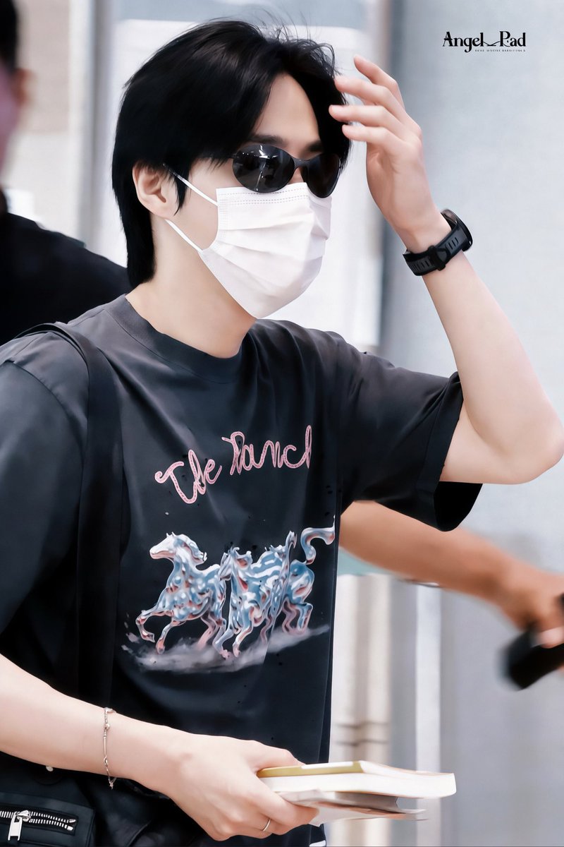 SuhoEXOFans1's tweet photo. [FANTAKEN]{030726}

#SUHO en el aeropuerto de Incheon rumbo a Manila para presentar EXO PLANET #6: EXhOrizon.

Cr AngelPadcottØ1n/ikoshdo_522/baekleee0506/HeavenlyMyeon
Compartido por SUHO 수호 EXO FANS
KimAleM 🐰
#수호 #スホ #金俊勉 https://t.co/rrBwzTmIJy