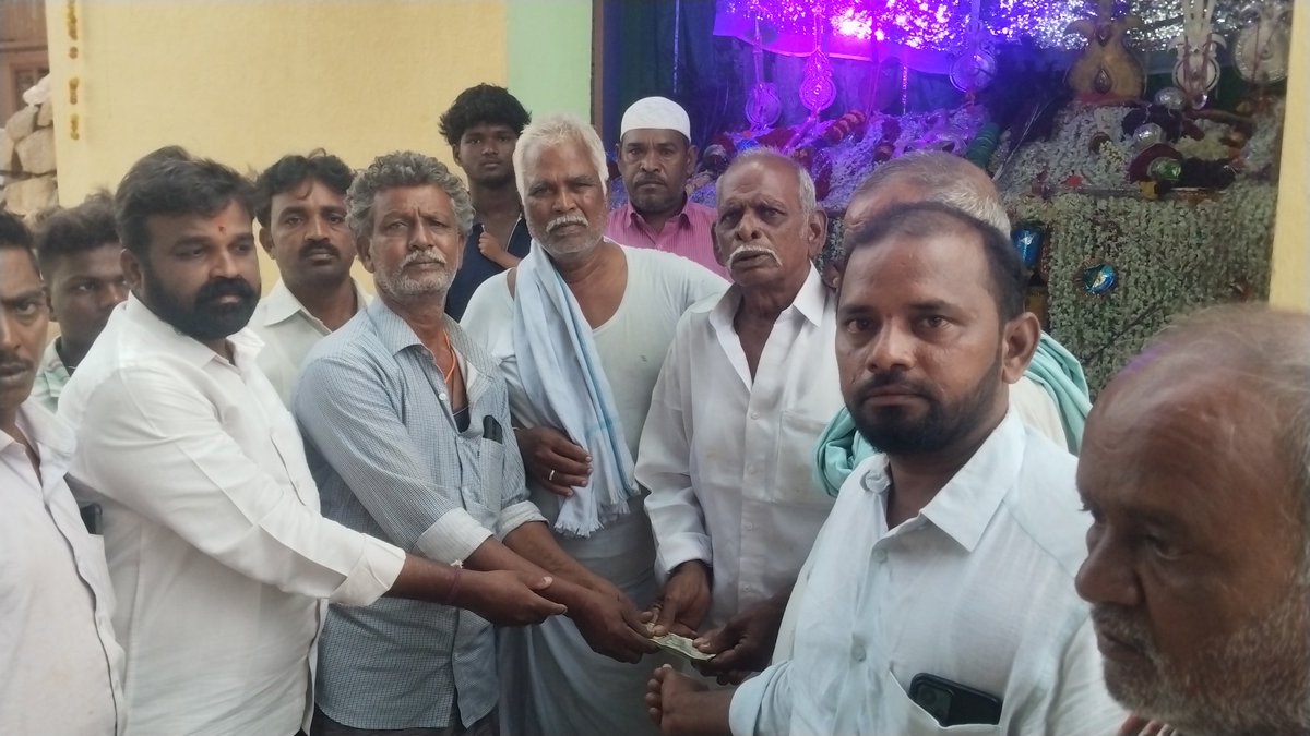 kattappagari's tweet photo. ఈ రోజు శింగనమల నియోజకవర్గం  బుక్కరాయసముద్రం  మండలం  స్వాగ్రామం సిద్దారంపురంలో   మొహరం   వేడుకలకు  ₹15000/- రూపాయలు అందజేసిన మాజీ @JaiTDP రాష్ట్ర కార్యనిర్వాహక కార్యదర్శి కాటప్పగారి రామలింగారెడ్డి ఈ కార్యక్రమంలో గ్రామ పెద్దలు మరియు టీడీపీ నాయకులు, కార్యకర్తలు పాల్గొన్నారు. https://t.co/AvTjPzgFjM