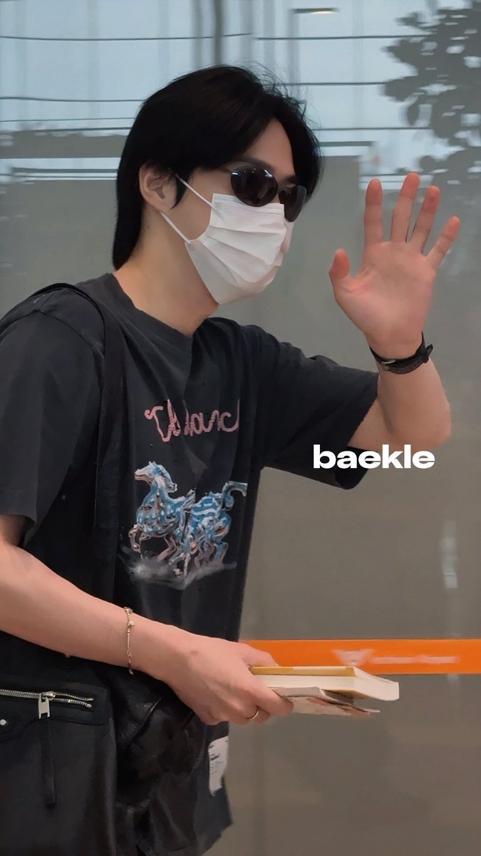 SuhoEXOFans1's tweet photo. [FANTAKEN]{030726}

#SUHO en el aeropuerto de Incheon rumbo a Manila para presentar EXO PLANET #6: EXhOrizon.

Cr AngelPadcottØ1n/ikoshdo_522/baekleee0506/HeavenlyMyeon
Compartido por SUHO 수호 EXO FANS
KimAleM 🐰
#수호 #スホ #金俊勉 https://t.co/rrBwzTmIJy