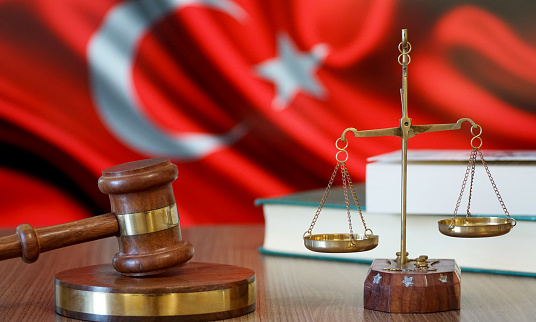 bilhoscom's tweet photo. Sahte Çek İddiasında Usul Kararı: Mahkemeden Dikkat Çeken Hamle 📜

Davacı şirket, kendisine ait olduğu iddia edilen ve üzerindeki imzanın sahte olduğunu ileri sürdüğü çekin ödenmesinin durdurulmasını ve borçlu olmadığının tespitini talep etmiştir. Talep, başlangıçta değişik iş dosyası kapsamında ihtiyati tedbir ve tespit istemiyle sunulmuştur.

Mahkeme, yapılan incelemede başvurunun menfi tespit davası olarak değil, değişik iş dosyası kapsamında değerlendirilmesi gerektiği sonucuna varmıştır. Davacının iradesinin esasen çekin ödeme yasağı ve sahte imza iddiasına ilişkin tedbir talebi olduğu, bu nedenle dosyanın esas dava gibi görülmesinin isabetli olmadığı belirtilmiştir.

Bu gerekçelerle mahkeme, mevcut esas dosyanın kapatılmasına ve dosyanın ilk açıldığı mahkemeye değişik iş dosyası olarak tevzi edilmek üzere hukuk mahkemeleri tevzi bürosuna iadesine karar vermiştir. Karar, uyuşmazlığın esasına girilmeden usule ilişkin olarak verilmiştir.

🔗 https://t.co/QD3WI7IPxw