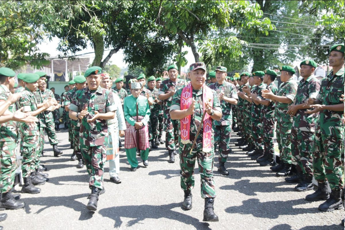 KodimBolmong's tweet photo. Pangdam XIII/Merdeka Ajak Prajurit Kodim 1303/Bolmong Jadi Solusi bagi Kesulitan Masyarakat
https://t.co/Jqj5iOdWkb https://t.co/jgnLtOmjS8
