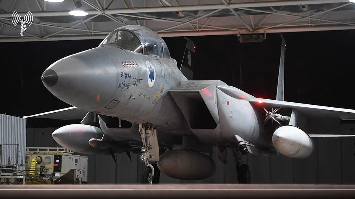 BabakTaghvaee1's tweet photo. روزی خواهد رسید که مجسمه‌های دو قهرمان ملی ایران، خلبان و ناوبر جنگنده F-15D نیروی هوایی اسرائیل که در ۲۸ فوریهٔ ۲۰۲۶ سید علی خامنه ای و مزدورانش را از میان برداشتند، در شهر تهران نصب خواهد شد تا یاد و نام آنان برای همیشه در حافظه مردم ایران زنده بماند.

#OperationEpicFury #OperationLionsRoar