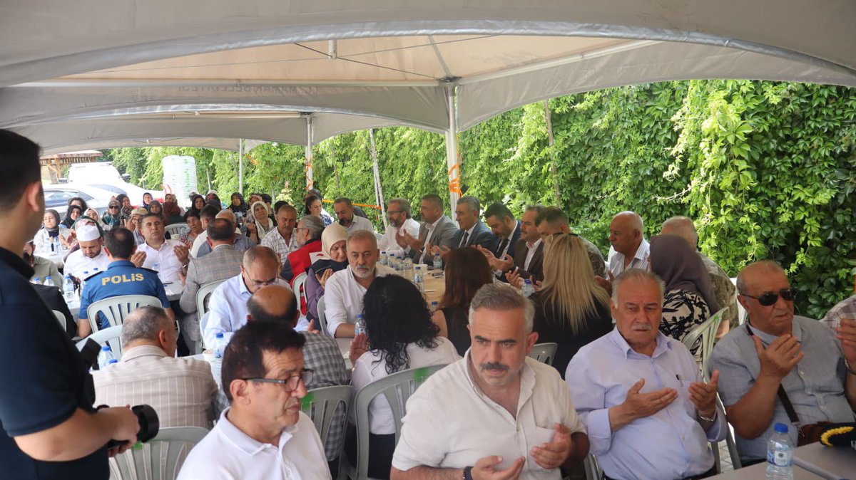 MamakKymkmligi's tweet photo. Kahraman şehidimiz Selçuk Paker'in muhterem annesi Sevgi Daşdemir tarafından Cebeci Askeri Şehitliği'nde düzenlenen aşure programına;

Kaymakamımız Mehmet Nebi Kaya ve eşi Zeynep Kaya Hanımefendi, şehit ailelerimiz, askeri erkân, ilçe protokolü, muhtarlarımız ve vatandaşlarımız katıldı.

Programın düzenlenmesinde emeği geçenlere teşekkür ediyor, tüm şehitlerimize Allah'tan rahmet diliyoruz.🇹🇷