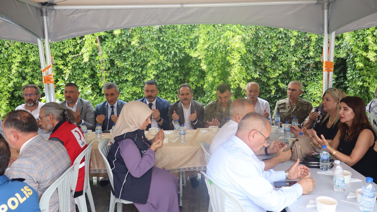 MamakKymkmligi's tweet photo. Kahraman şehidimiz Selçuk Paker'in muhterem annesi Sevgi Daşdemir tarafından Cebeci Askeri Şehitliği'nde düzenlenen aşure programına;

Kaymakamımız Mehmet Nebi Kaya ve eşi Zeynep Kaya Hanımefendi, şehit ailelerimiz, askeri erkân, ilçe protokolü, muhtarlarımız ve vatandaşlarımız katıldı.

Programın düzenlenmesinde emeği geçenlere teşekkür ediyor, tüm şehitlerimize Allah'tan rahmet diliyoruz.🇹🇷