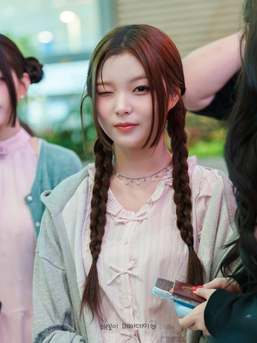 MEIdayeveryday's tweet photo. 260703 인천공항 출국

슨주

#승주​​ #SEUNGJOO​​ #세이마이네임 #SAYMYNAME #スンジュ​ #세마넴 #SMN #セマネ https://t.co/JYlIwWmHAN