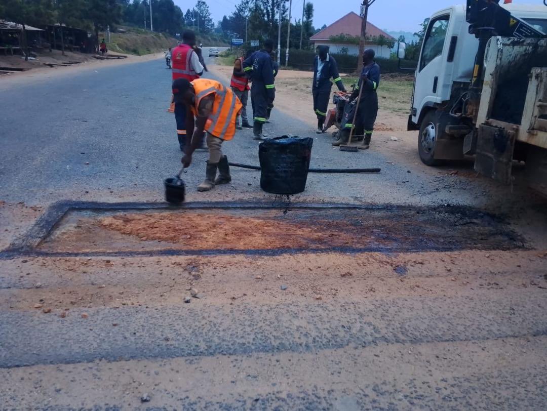 assempebwa's tweet photo. On duty: @MoWT_Uganda teams clearing bottlenecks along Ntungamo - Kagamba - Rukungiri road. 

🛑Go carefully! https://t.co/B0efqajl1W