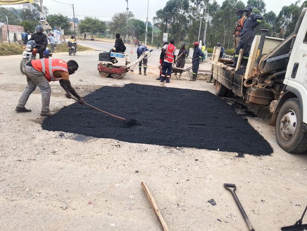assempebwa's tweet photo. On duty: @MoWT_Uganda teams clearing bottlenecks along Ntungamo - Kagamba - Rukungiri road. 

🛑Go carefully! https://t.co/B0efqajl1W