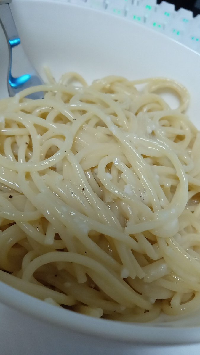 F1LLegg's tweet photo. ペペロンチーノ材料何個か足りてない割にはうまい https://t.co/TMbwU2X7mK