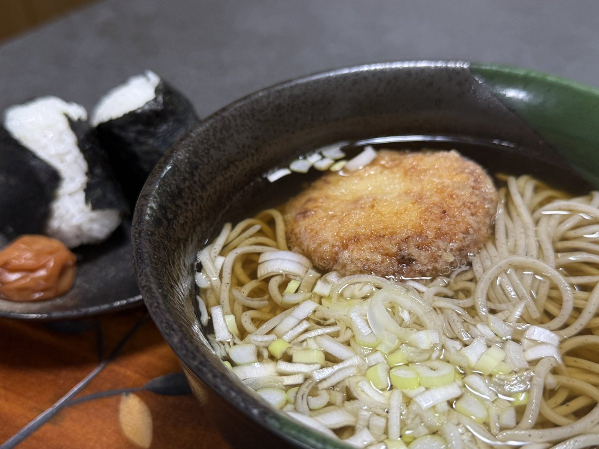 umaimonojiji's tweet photo. 夕飯は自宅で
コロッケそばとおにぎり
地味にうまい https://t.co/Wz0WZtTyki