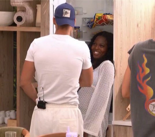 FFeprep's tweet photo. Et avec ça, Basilic croit qu’il est toujours en couple avec Greta? 🤣🤣🤣 #SecretStory https://t.co/hhJBOftvUW