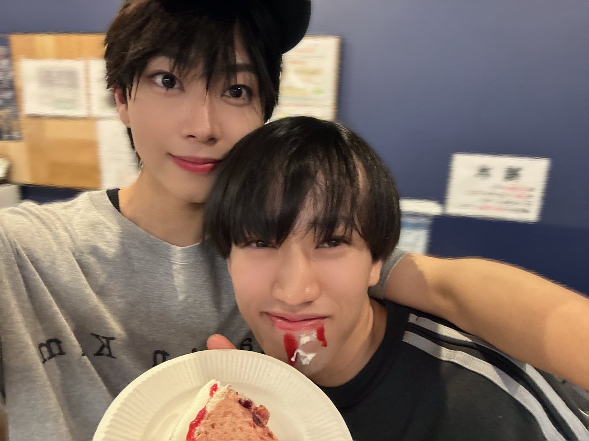 __itsuki0916's tweet photo. 遂に明日から開幕です！！

本気で勝ちに行きます🐍

そして、ひろむお誕生日おめでとう🫰🫰

ありーと久しぶりに写真撮った

熱い夏にしましょう！！！！！！！
🔥🔥🔥🔥🔥🔥🔥🔥🔥🔥🔥🔥🔥

 #テニミュ
 #海堂薫 https://t.co/xk7zStGVJC