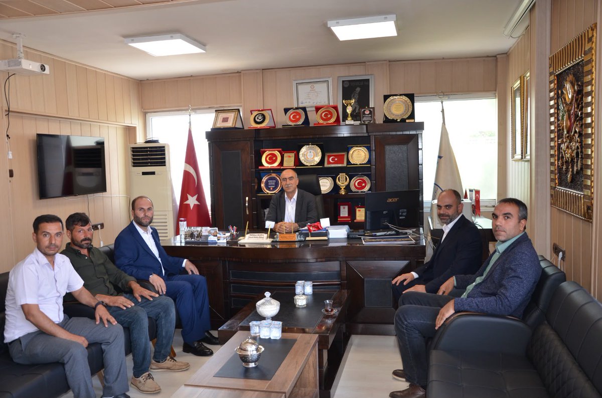 HudaParYavuzeli's tweet photo. İlçe Başkanımız Sayın Tacim Kervancı ve beraberindeki heyet, Yavuzeli Belediye Başkanı Sayın Mehmet Kaya'yı makamında ziyaret etti. Değerli Belediye Başkanımıza samimi misafirperverliği ve yakın ilgisi için teşekkür ederiz.
#Yavuzeli https://t.co/gGeMRdCc92