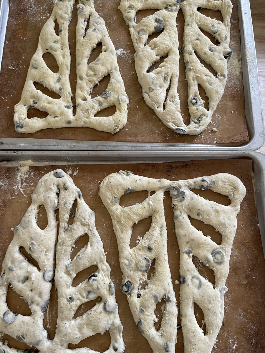 bakingloverrr's tweet photo. 나뭇잎 모양 푸가스 

완전 바샥바샥
근데 2차발효 살짝 미발이라 아쉽다 
담에 다시 해봐야디 https://t.co/uxnLNuxg6R