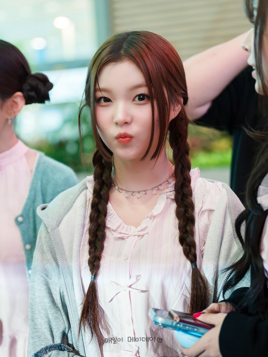 MEIdayeveryday's tweet photo. 260703 인천공항 출국

윙크

#승주​​ #SEUNGJOO​​ #세이마이네임 #SAYMYNAME #スンジュ​ #세마넴 #SMN #セマネ https://t.co/CBeIjjRdys