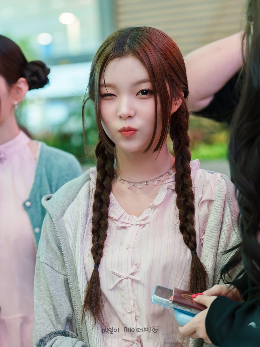 MEIdayeveryday's tweet photo. 260703 인천공항 출국

윙크

#승주​​ #SEUNGJOO​​ #세이마이네임 #SAYMYNAME #スンジュ​ #세마넴 #SMN #セマネ https://t.co/CBeIjjRdys